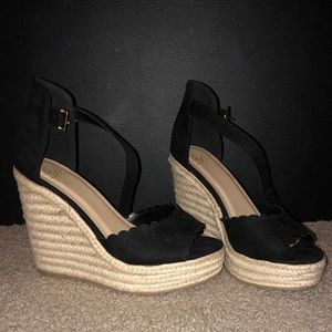 Boutique scalloped black wedges